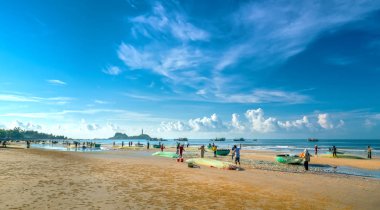 Phan Thiet, Vietnam - 30 Eylül 2018: Balıkçılar kıyı balıkçı köyü yaşayan bir şekilde yakalamak sonra balık ağı yapıyoruz. Phan Thiet, Vietnam için birçok aile ama zor iş bu