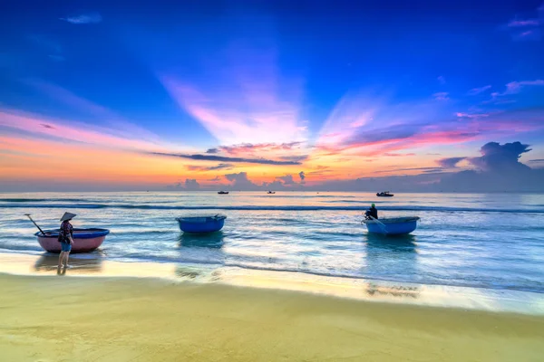 Phan Thiet Vietnam Septiembre 2018 Los Pescadores Zarparon Con Bote — Foto de Stock