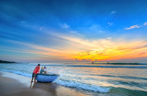 Phan Thiet Wietnam Września 2018 Zestaw Rybaków Popłynął Łodzi Kosz — Zdjęcie stockowe