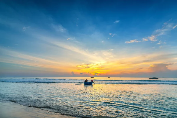 Phan Thiet, Vietnam - 30 Eylül 2018: Balıkçılar kümesi sepet tekne ile otelde aileleri içinde balıkçı köyü, Phan Thiet, Vietnam beslenme balıkçılık kadar güneş oldu sabah yola çıktı