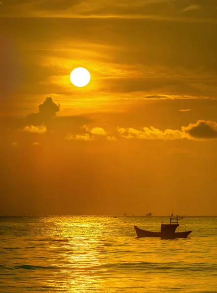 Schöne Strandszene Morgen Als Die Sonne Neben Dem Fischerboot Der — Stockfoto