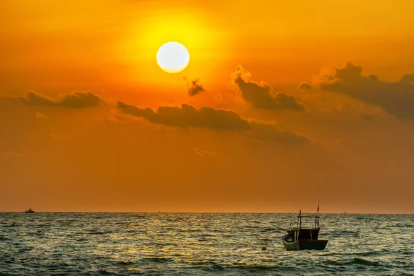 Güneş Sabah Güzel Bir Plaj Sahne Balıkçılar Balıkçı Teknesi Davetkar — Stok fotoğraf