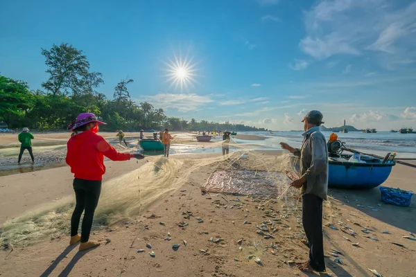 Phan Thiet Vietnam Septiembre 2018 Los Pescadores Están Haciendo Red — Foto de Stock