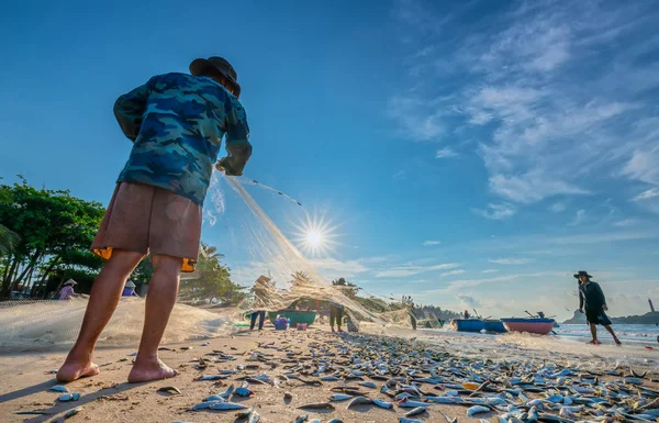 Phan Thiet Vietnam 2018 Szeptember Halászok Csinálnak Halászháló Után Ragályos — Stock Fotó