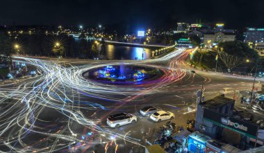 Da Lat, Vietnam - 27th Ekim 2018: Dolaylı kesişme noktalarında ışıklar gece pazarı, şehirde akşam sis için Da Lat, Vietnam kaldı renk motosiklet çizgileri oluşturma