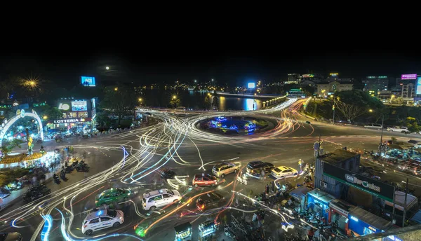 2018年10月27日 环岛交叉路口与灯光夜市 创造条纹彩色摩托车留在城市的夜晚雾大叻 — 图库照片