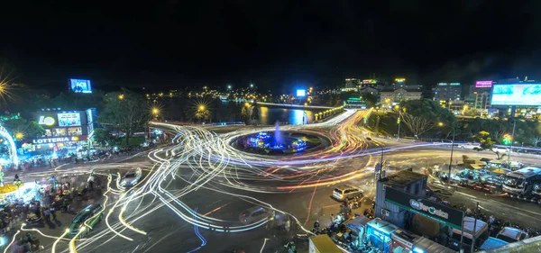 2018年10月27日 环岛交叉路口与灯光夜市 创造条纹彩色摩托车留在城市的夜晚雾大叻 — 图库照片