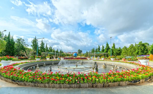 Alfombra Flores Parque Con Muchas Flores Cubiertas Fuente Medio Atrae — Foto de Stock