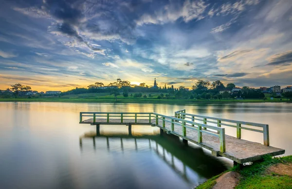 Nascer Sol Pequena Ponte Com Vista Para Lago Com Céu — Fotografia de Stock