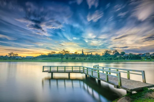 Salida Del Sol Pequeño Puente Con Vistas Lago Con Cielo —  Fotos de Stock