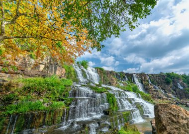 Mistik şelale ile ön plan Da Lat Platosu, Vietnam sonbahar yaprakları var. Bu ziyaret için çok sayıda turistin vahşi çekici ilk Güneydoğu Asya şelale olarak bilinir