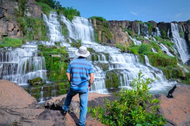 Da Lat, Vietnam - 29 Ekim 2018: Gezgin Dalat, Vietnam için ülke çapında yaptığı gezi ruhu dinlenmek için bir yol olarak güzel şelale görkemli sahne izleyen adamım.