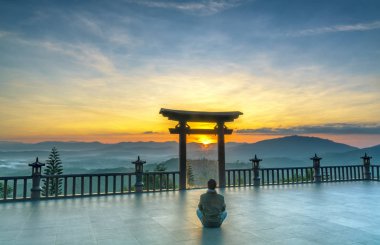 Da Lat, Vietnam - 30 Ekim 2018: adam önünde manevi ifade barış nerede Buda kapı Da Lat, Vietnam sabah içinde bölge içine ruh dinlenmek için bir yol olarak Tapınağı meditasyon