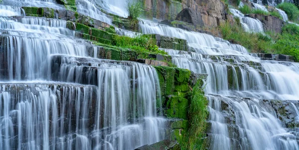 越南大叻高原上的神秘瀑布 这被称为东南亚第一个在野生美丽的瀑布吸引了许多游客前来参观 — 图库照片