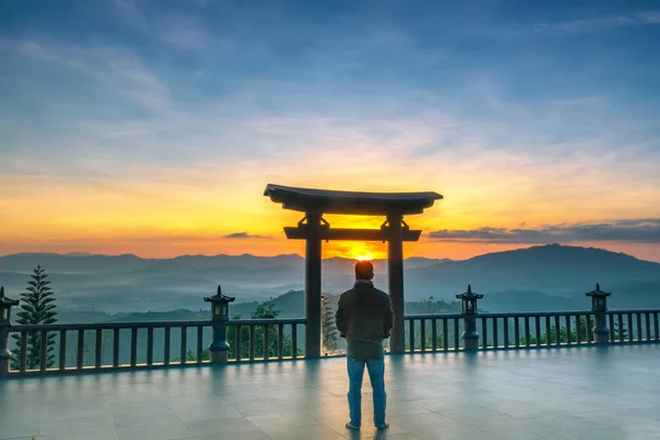 Dalat Vietnam Oktober 2018 Mannen Meditera Framför Templet Som Ett — Stockfoto