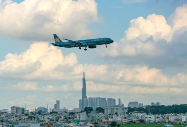 Ho Chi Minh City, Vietnam - 9 Eylül 2018: Uçak Vietnam uçak sinek üzerinde kentsel alanlarda Tan Son Nhat Uluslararası Havaalanı Ho Chi Minh City, Vietnam içine iniş hazırlama. 