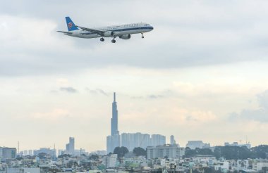 Ho Chi Minh City, Vietnam - 21 Ekim 2018: Aibus a321 yolcu uçağı Güney Çin Havayolları sineğin üzerinde kentsel alanlarda Tan oğlu Nhat Uluslararası Havaalanı'nda, Ho Chi Minh City, Vietnam arazi hazırlama.