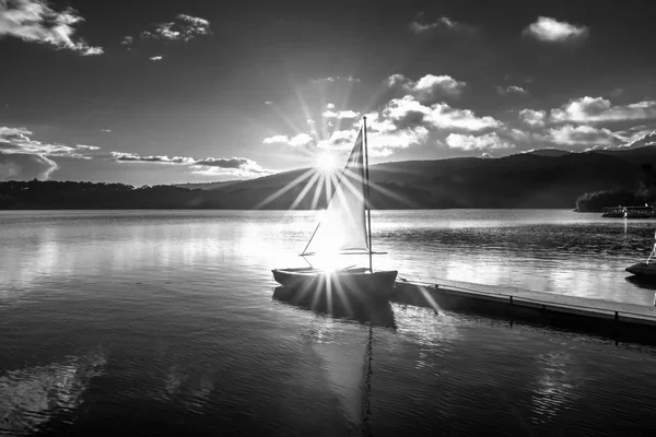 Lonely Sailboat Beautiful Sunset Sun Stars Shines Sky Surface Lake — Stock Photo, Image