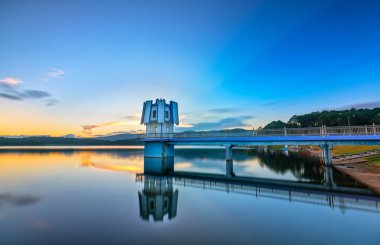 Da Lat, Vietnam - 29 Kasım 2018: Mimari güzellik hidroelektrik enerji ile uzun günbatımı gökyüzü güzel renkli atmosfer sıcak Da lat, Vietnam hayran olarak yayılan ışınları