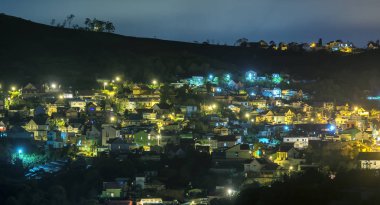 Renkli ışıklar ile parlak evleriyle Vadisi'nde gece sahne gece sahne kırsal kesimde daha canlı Da Lat Platosu, Vietnam yapar