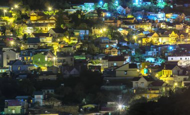 Renkli ışıklar ile parlak evleriyle Vadisi'nde gece sahne gece sahne kırsal kesimde daha canlı Da Lat Platosu, Vietnam yapar