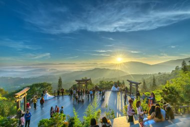 Da Lat, Vietnam - 2 Aralık 2018: Büyülü şafak üzerinde yard ' Qui Phap Linh An'pagoda, bulutlu sabahları renkli dramatik çekiyor Da Lat, Vietnam'da hayran birçok Budist etkileyici ile