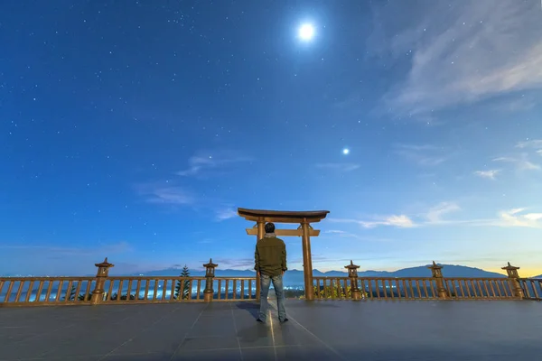 Lat Vietnã Dezembro 2018 Homem Meditando Templo Frente Como Uma — Fotografia de Stock