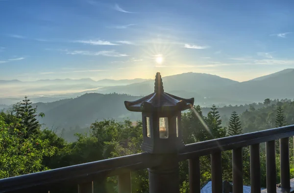 Şafağın Büyülü Işıkları Tapınağın Önündeki Fenerin Yanında Yeni Güzel Günü — Stok fotoğraf