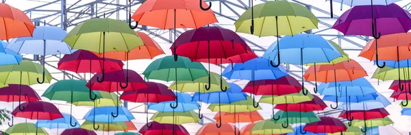 Paraguas Coloridos Colgados Cielo Soleado Decoración Callejera Zonas Turísticas Para —  Fotos de Stock