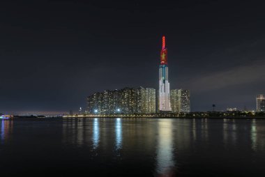 Ho Chi Minh City, Vietnam - 4 Şubat 2019: Renkli gece sahne Landmark 81 birçok parlak ışıklar hoş geldiniz delilik yeni yıl ile nehir. Dönüm noktası 81 Vietnam'da en yüksek binası olduğunu
