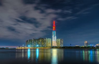 Ho Chi Minh City, Vietnam - 4 Şubat 2019: Renkli gece sahne Landmark 81 birçok parlak ışıklar hoş geldiniz delilik yeni yıl ile nehir. Dönüm noktası 81 Vietnam'da en yüksek binası olduğunu