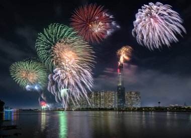 Ho Chi Minh City, Vietnam - 4 Şubat 2019: Renkli havai fişek geceleri gökdelen görünümünden ay yeni yıl hoş geldiniz. Bu Vietnam ve dünyanın en iyi 10 en yüksek binalar inşa en yüksek