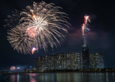 Ho Chi Minh City, Vietnam - 4 Şubat 2019: Renkli havai fişek geceleri gökdelen görünümünden ay yeni yıl hoş geldiniz. Bu Vietnam ve dünyanın en iyi 10 en yüksek binalar inşa en yüksek