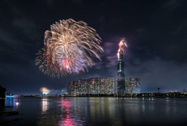 Ho Chi Minh City, Vietnam - 4 Şubat 2019: Renkli havai fişek geceleri gökdelen görünümünden ay yeni yıl hoş geldiniz. Bu Vietnam ve dünyanın en iyi 10 en yüksek binalar inşa en yüksek