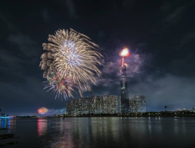 Ho Chi Minh City, Vietnam - 4 Şubat 2019: Renkli havai fişek geceleri gökdelen görünümünden ay yeni yıl hoş geldiniz. Bu Vietnam ve dünyanın en iyi 10 en yüksek binalar inşa en yüksek