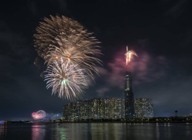Ho Chi Minh City, Vietnam - 4 Şubat 2019: Renkli havai fişek geceleri gökdelen görünümünden ay yeni yıl hoş geldiniz. Bu Vietnam ve dünyanın en iyi 10 en yüksek binalar inşa en yüksek