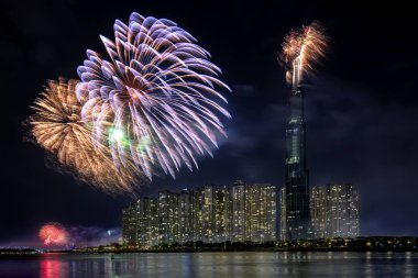 Ho Chi Minh City, Vietnam - 4 Şubat 2019: Renkli havai fişek geceleri gökdelen görünümünden ay yeni yıl hoş geldiniz. Bu Vietnam ve dünyanın en iyi 10 en yüksek binalar inşa en yüksek
