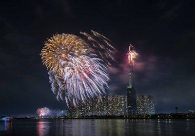 Ho Chi Minh City, Vietnam - 4 Şubat 2019: Renkli havai fişek geceleri gökdelen görünümünden ay yeni yıl hoş geldiniz. Bu Vietnam ve dünyanın en iyi 10 en yüksek binalar inşa en yüksek