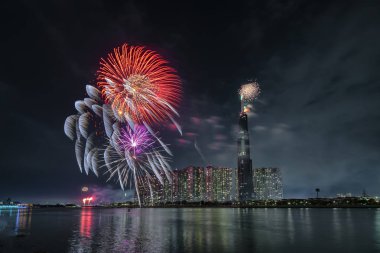 Ho Chi Minh City, Vietnam - 4 Şubat 2019: Renkli havai fişek geceleri gökdelen görünümünden ay yeni yıl hoş geldiniz. Bu Vietnam ve dünyanın en iyi 10 en yüksek binalar inşa en yüksek