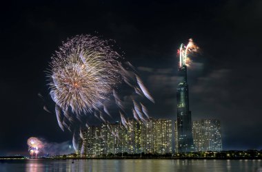 Ho Chi Minh City, Vietnam - 4 Şubat 2019: Renkli havai fişek geceleri gökdelen görünümünden ay yeni yıl hoş geldiniz. Bu Vietnam ve dünyanın en iyi 10 en yüksek binalar inşa en yüksek