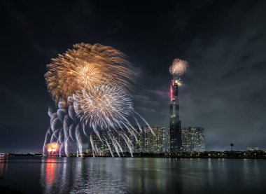 Ho Chi Minh City, Vietnam - 4 Şubat 2019: Renkli havai fişek geceleri gökdelen görünümünden ay yeni yıl hoş geldiniz. Bu Vietnam ve dünyanın en iyi 10 en yüksek binalar inşa en yüksek