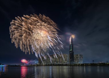 Ho Chi Minh City, Vietnam - 4 Şubat 2019: Renkli havai fişek geceleri gökdelen görünümünden ay yeni yıl hoş geldiniz. Bu Vietnam ve dünyanın en iyi 10 en yüksek binalar inşa en yüksek