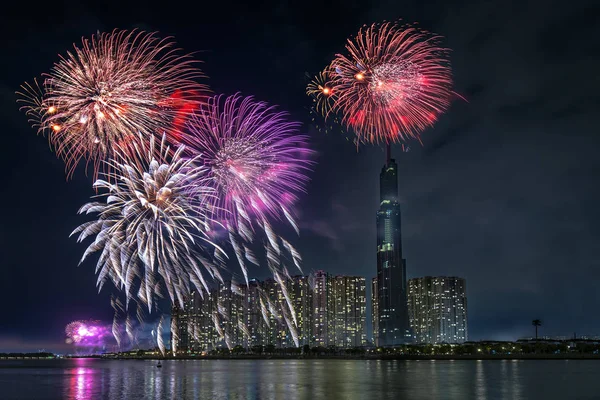 Ho Chi Minh City, Vietnam - 4 Şubat 2019: Renkli havai fişek geceleri gökdelen görünümünden ay yeni yıl hoş geldiniz. Bu Vietnam ve dünyanın en iyi 10 en yüksek binalar inşa en yüksek