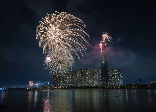 Ho Chi Minh City, Vietnam - 4 Şubat 2019: Renkli havai fişek geceleri gökdelen görünümünden ay yeni yıl hoş geldiniz. Bu Vietnam ve dünyanın en iyi 10 en yüksek binalar inşa en yüksek