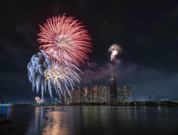 Ho Chi Minh City, Vietnam - 4 Şubat 2019: Renkli havai fişek geceleri gökdelen görünümünden ay yeni yıl hoş geldiniz. Bu Vietnam ve dünyanın en iyi 10 en yüksek binalar inşa en yüksek