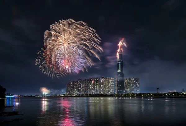 Ho Chi Minh City, Vietnam - 4 Şubat 2019: Renkli havai fişek geceleri gökdelen görünümünden ay yeni yıl hoş geldiniz. Bu Vietnam ve dünyanın en iyi 10 en yüksek binalar inşa en yüksek