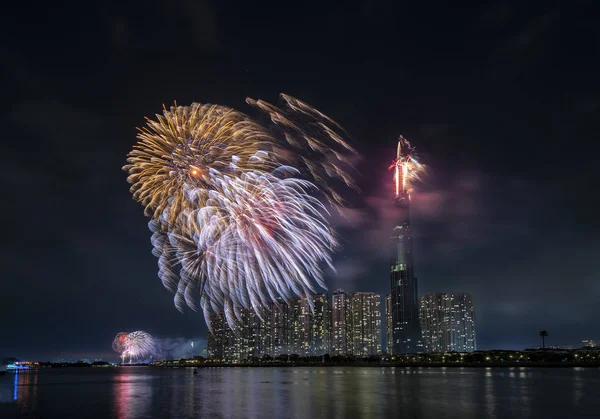 Ho Chi Minh City, Vietnam - 4 Şubat 2019: Renkli havai fişek geceleri gökdelen görünümünden ay yeni yıl hoş geldiniz. Bu Vietnam ve dünyanın en iyi 10 en yüksek binalar inşa en yüksek