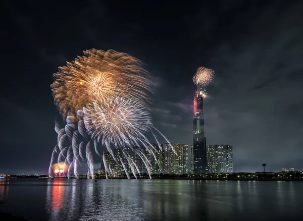 Ho Chi Minh City, Vietnam - 4 Şubat 2019: Renkli havai fişek geceleri gökdelen görünümünden ay yeni yıl hoş geldiniz. Bu Vietnam ve dünyanın en iyi 10 en yüksek binalar inşa en yüksek