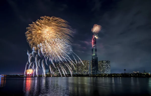 Ho Chi Minh City, Vietnam - 4 Şubat 2019: Renkli havai fişek geceleri gökdelen görünümünden ay yeni yıl hoş geldiniz. Bu Vietnam ve dünyanın en iyi 10 en yüksek binalar inşa en yüksek
