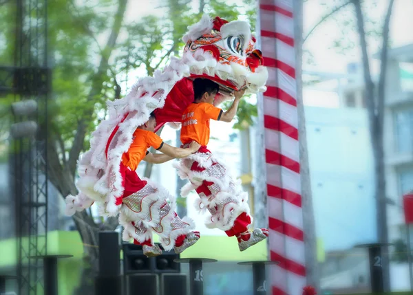 市の観光課で新年を迎える開催第 競争芸能の獅子舞がホーチミン市 ベトナムで応援に訪問者を引き付けるホーチミン市 ベトナム 2018 — ストック写真